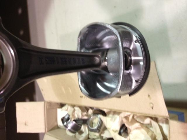 Hemi 6.1 piston and connecting rods (set)