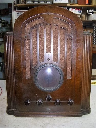 (1) - vintage (circa 1934) rca model 128 cathedral style table radio  (d68)