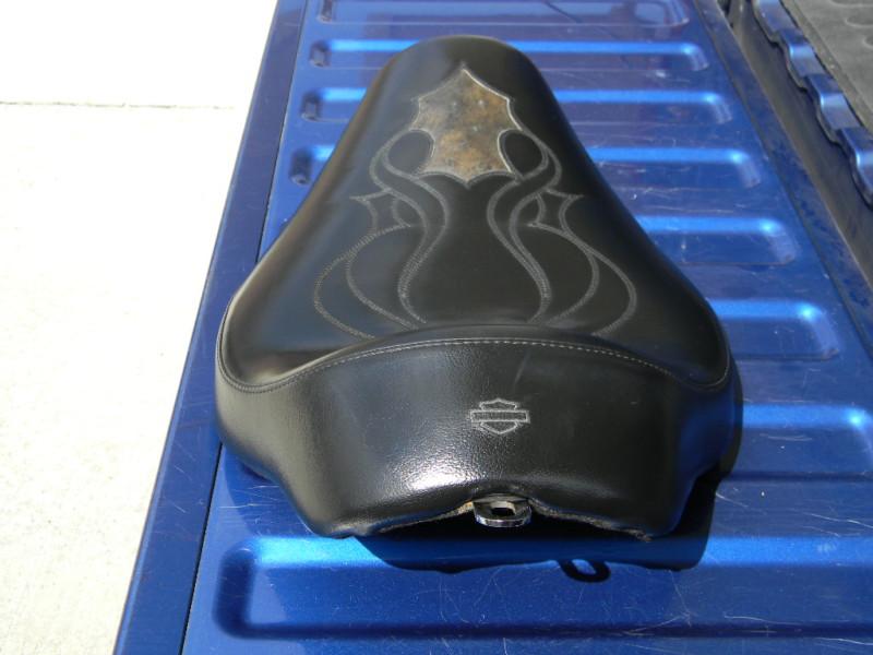 HARLEY DAVIDSON DYNA SOLO EXOTIC CUSTOM STITCHED SEAT WITH OSTRICH INSERT RARE, US $300.00, image 5