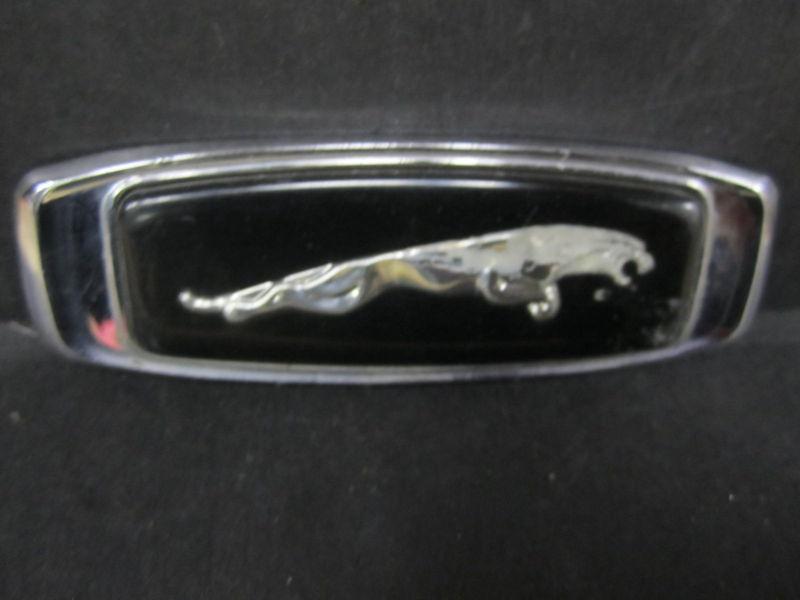 Jaguar xj emblem ornament leaping cat faces right oe                         "c"
