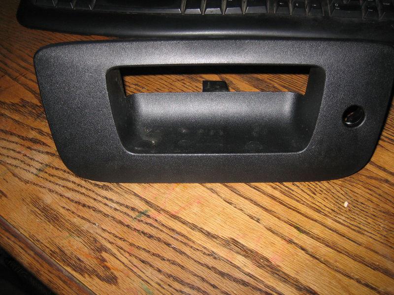 Find NEW GM OEM LOCKING TAILGATE BEZEL SILVERADO SIERRA 1500 2500 3500