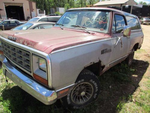 Audio equipment black face w/cassette fits 84-85 5th avenue 68715