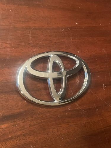 Oem 2002 2003 2004 2005 2006 toyota camry front grille logo badge emblem