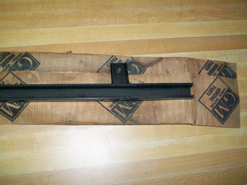 NOS 1955 - 1957 Chevrolet Nomad Right Doow Window Glass Run Channel # 4662035, US $9.99, image 3