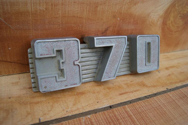 1955-1956 gmc  370-series chrome grill emblem