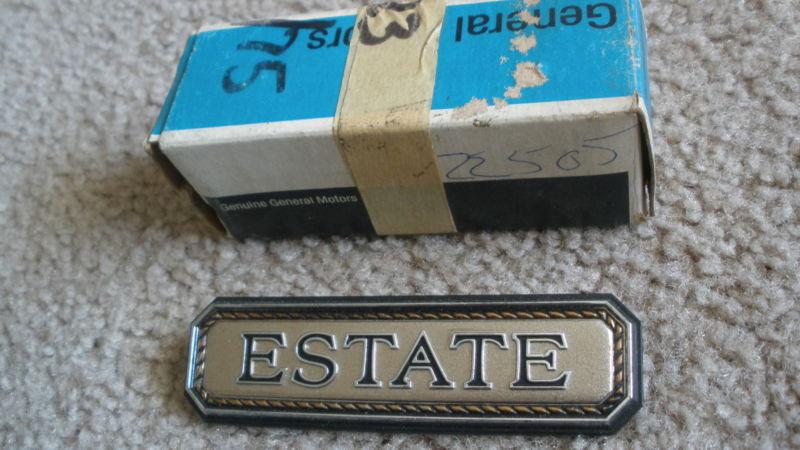 Nos new in box 1974 1975 chevrolet malibu estate wagon 1/4 emblem 9703726