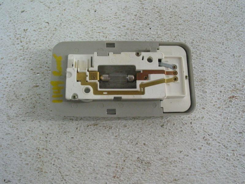 03 04 land rover discovery rear courtesy light 27327