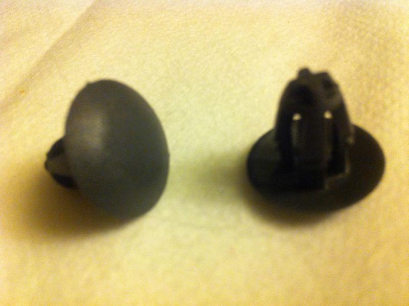 Purchase 200409 BMW FENDER UPPER SEAL CLIPS / 2X in Van Nuys