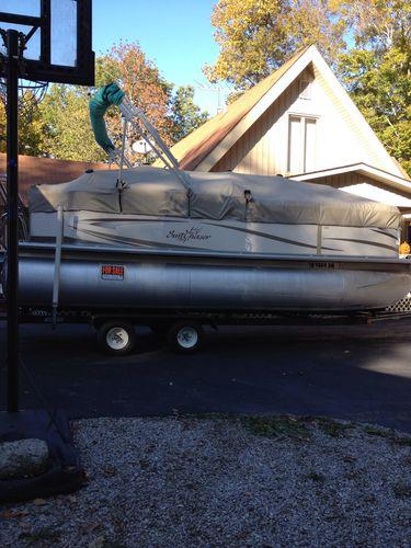 Nice pontoon boat 2008 20 ft.  