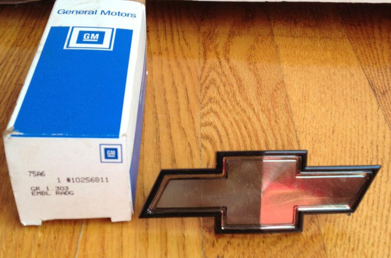 Gm nos emblem badge chevy # 10256811, gr.1.303, 75a6