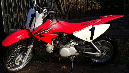 Honda crf70f - 2005 like new - must see - bin includes matching youth helmet !