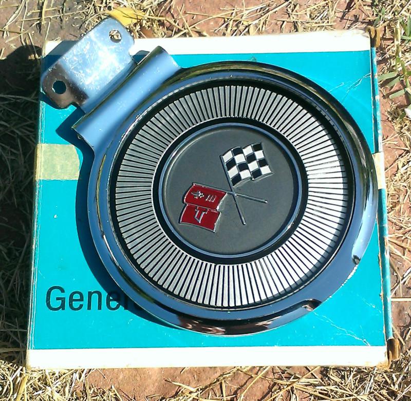 Nos 1966 (63-67) c2 chevrolet corvette fuel gas door, white corner flag, 3874528