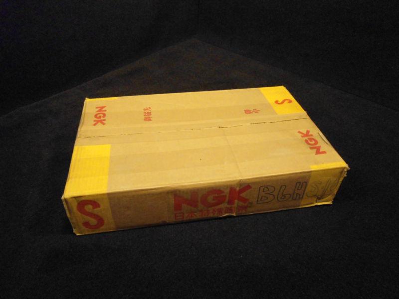 CASE OF 200 (20 PACKS OF 10) TRADITIONAL SPARK PLUG B6HS-10 NGK (1052) ENGINE 4, US $295.00, image 6