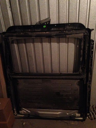 The mechanism of the hatch Люка range rover vogue 2002-2012