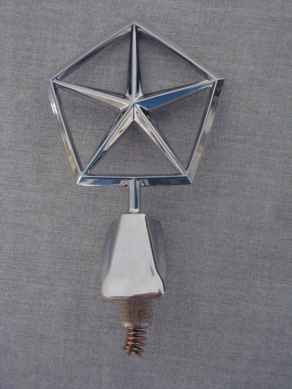 Nos oem dodge caravan chrysler town & country plymouth hood ornament 1984 -1990