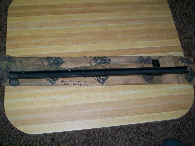 Nos 1955 - 1957 chevrolet nomad right doow window glass run channel # 4662035