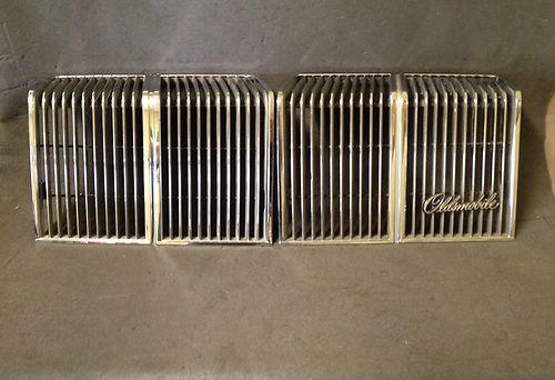 76-77 Oldsmobile Cutlass Grilles!! Great Condition!! 551550-551551 LH & RH!!, US $150.00, image 2