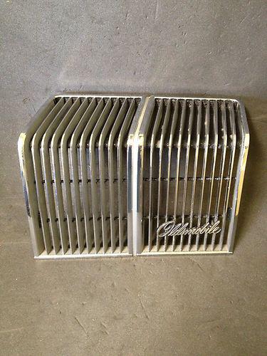 76-77 Oldsmobile Cutlass Grilles!! Great Condition!! 551550-551551 LH & RH!!, US $150.00, image 3