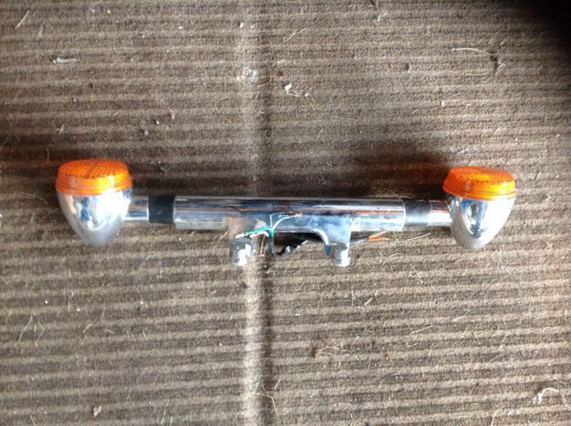 Motorcycle turn signal bar