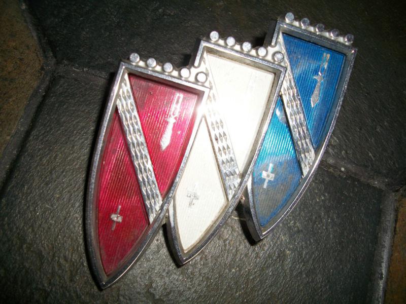 3 shield 1347050 univex buick emblem crest ornament - lasabre invicta electra ? 