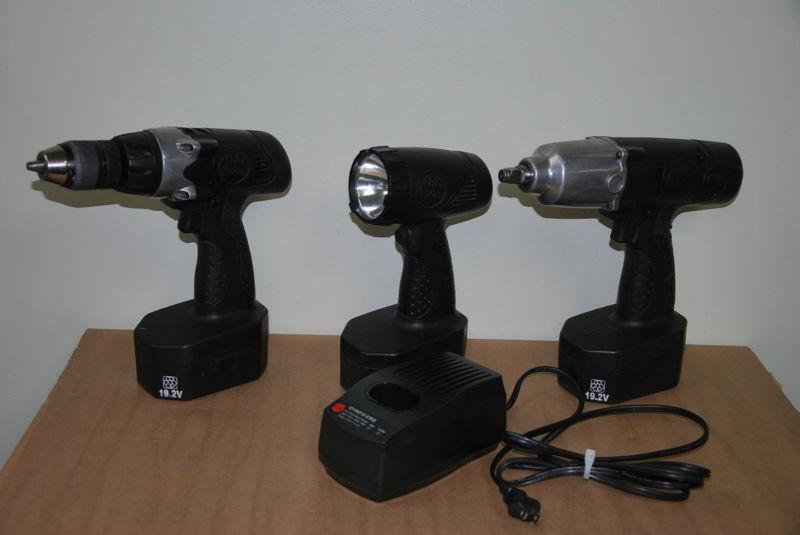 Mac tools 3 piece set 19.2 volt 3 batteries and charger-cdd19212+ci19212rbi+fl19