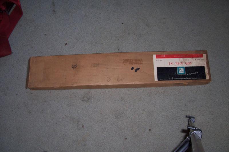 NOS VINTAGE GM SKI RACK UNIT IN ORIGINAL BOX PART #987196 CHEVY PONTIAC OLDS CAD, US $299.99, image 2