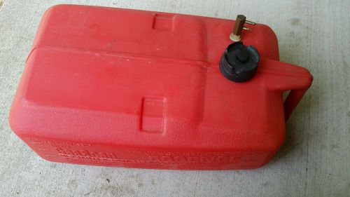 Attwood outboard marine gas tank gasscan 6 gallon fuel model 8872 used clean cap