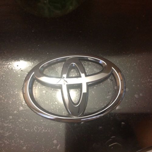 Toyota rav-4 rear hatch trunk emblem 75471-42050 4"