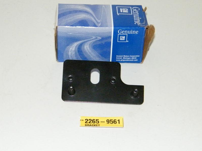 Left front fender bracket 92 98 pontiac grand am 22659561