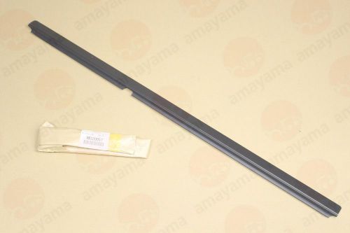 Mitsubishi seal strip mb320057*genuine*
