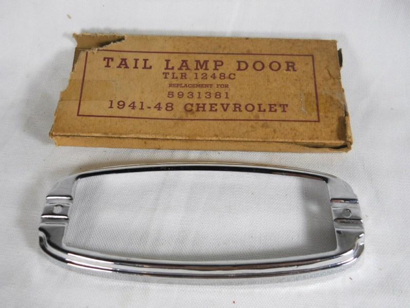 Vintage nos 1941-1948 chevrolet ~ tail lamp cover - light door