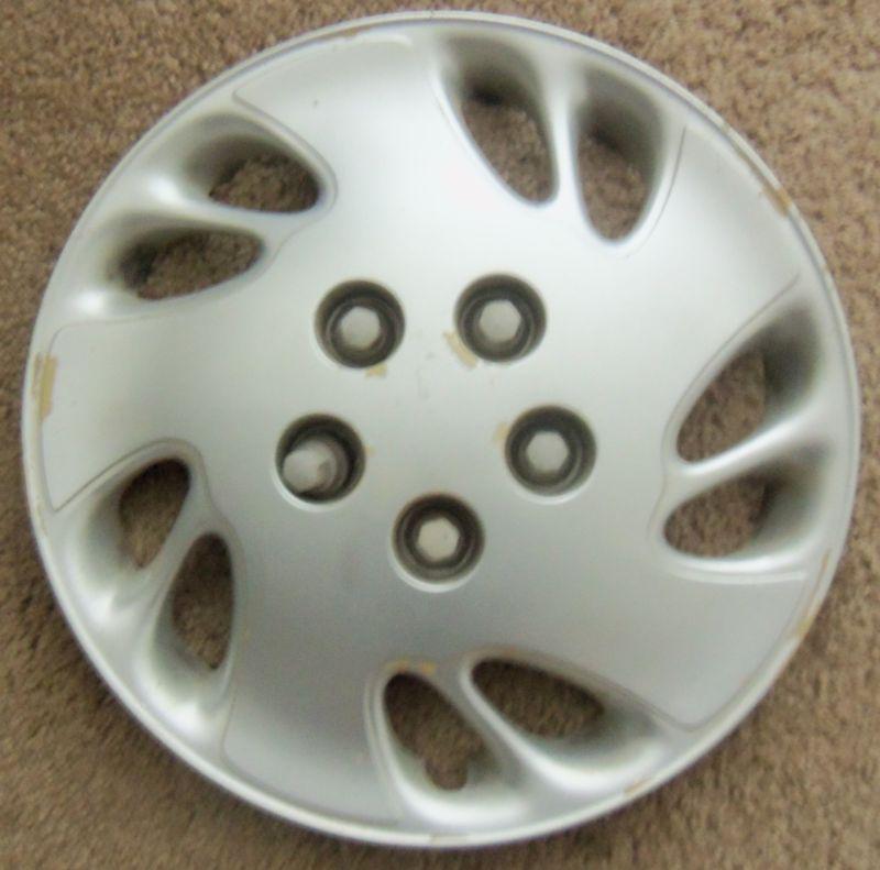 Sell CHEVROLET VENTURE OEM WHEEL COVER GOOD USED CONDITION FREE