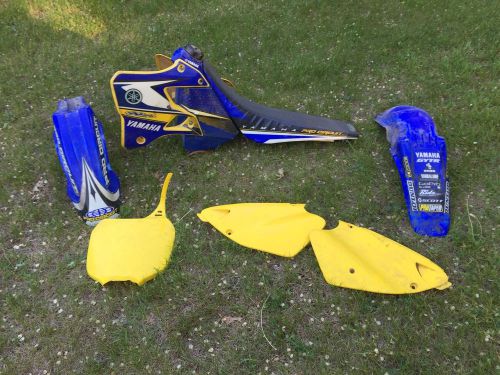 Yamaha yz125 plastics tank seat yz 125 fenders number plates shrouds 1999