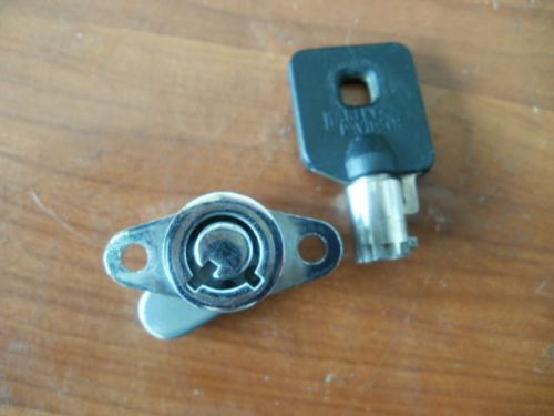 Harley davidson saddlebag oem latch cover lock and key