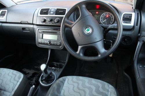 Skoda fabia 5j ns left rear bumper guide bracket 5j6807863