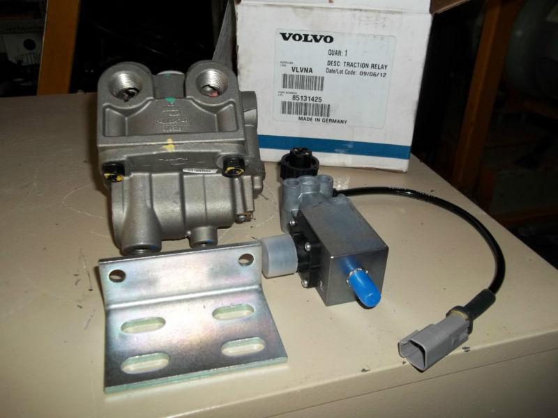 Volvo 85131425 traction relay valve