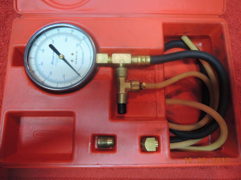 Snap on mt337a fuel pressure tester in a case  