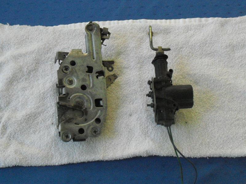 69-77 CORVETTE RIGHT PASSENGER SIDE DOOR LOCK LATCH STRIKER ASSEMBLY OEM C3, US $49.99, image 2