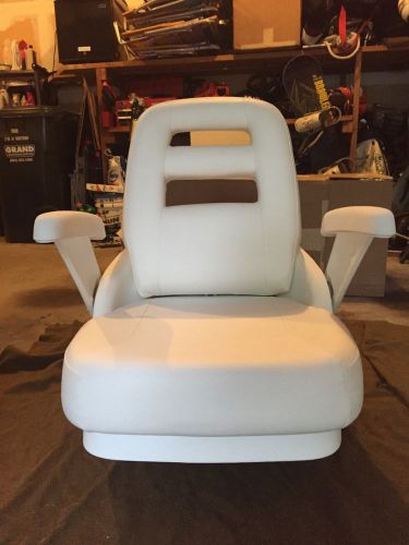 Grady white pompette captains chair in white, almost new condition
