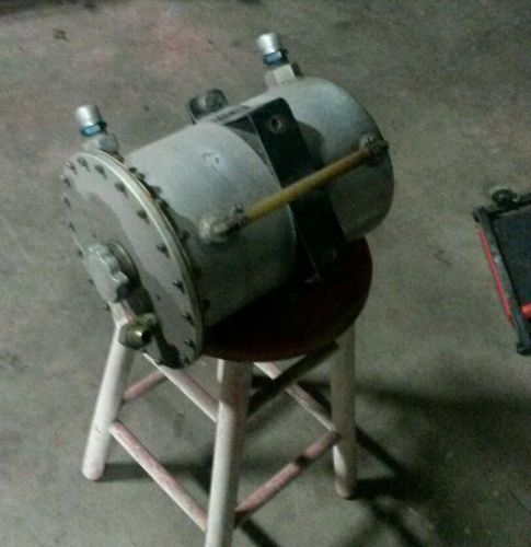 Dry sump oil reservoir tank