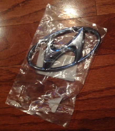 Hyundai emblem oem part # 86300 2b100 new unopened