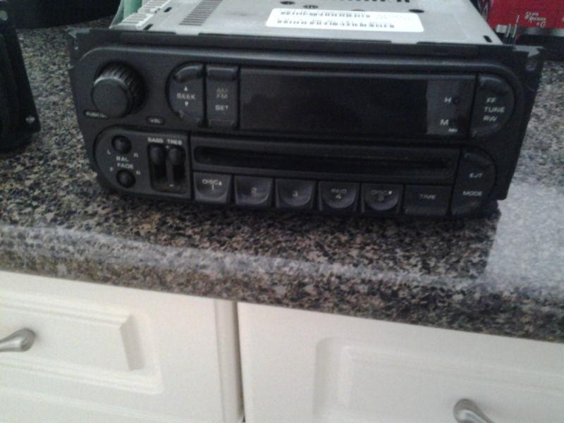 Dodge / chrysler & jeep radio with cd player stock new syle one grey plug