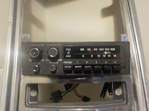 Nos  &#034;vintage&#034;  factory   amc/jeep/renault   am/fm  radio.