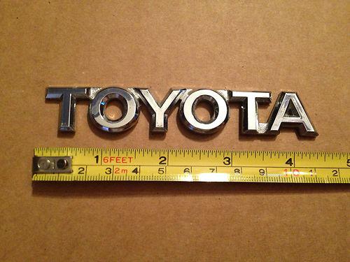 Used in great shape genuine oem "toyota" emblem for 2005-2011 toyota avalon