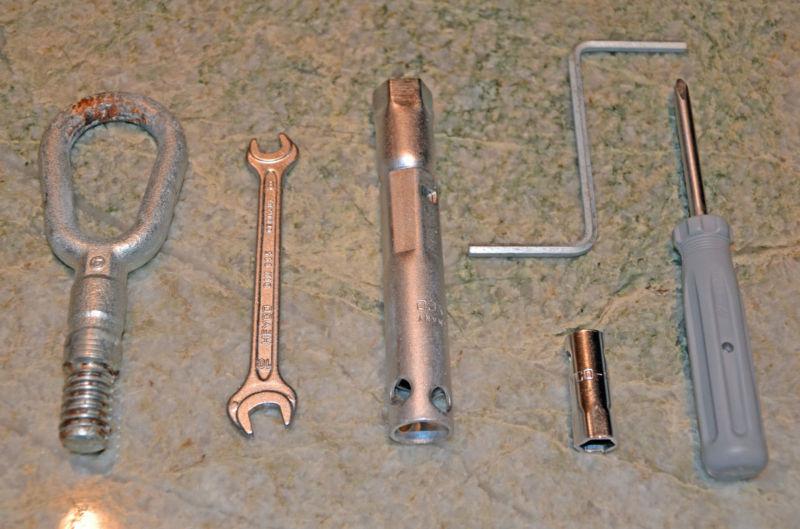 Bmw tools*tow hook*trunk tools oem 