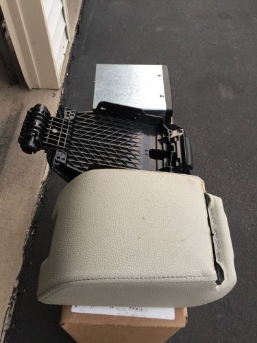 2003-2006 volvo xc90 center consol armrest with rse/dvd player tan/oak 30635485