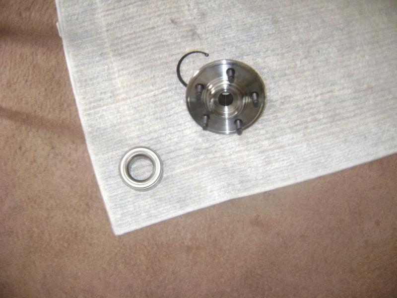 Sell 2002 FORD EXPLORER REAR WHEEL BEARING HUB ASSEMBLY in Reading