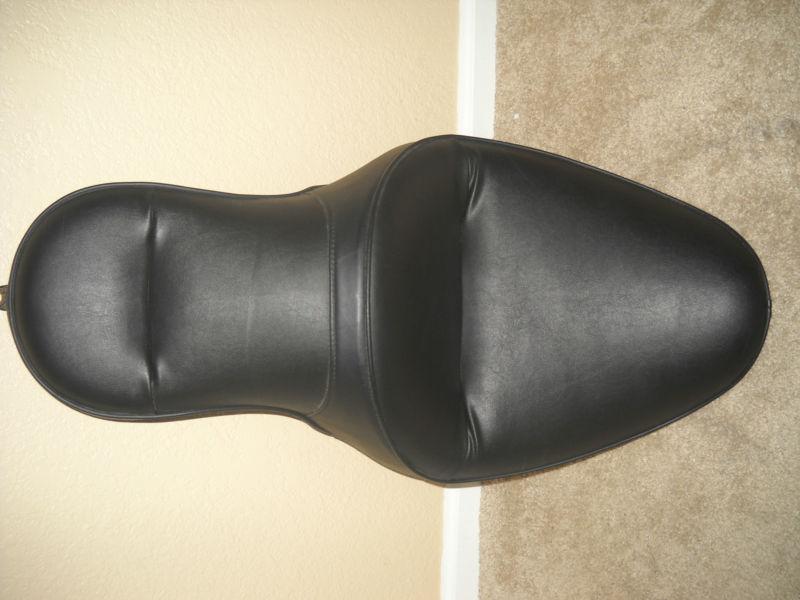 Harley dyna sundowner seat fits 1997 thru 2003, great condition & comfrtable!