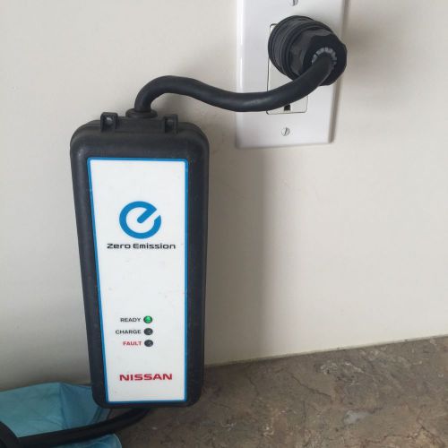 Nissan , toyota , volt   plug in charger   model un1r3.    120/240 volt
