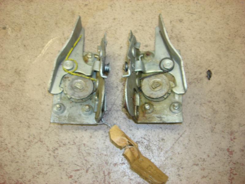 Pair nos international harvester door latch 872698r92 872699r92